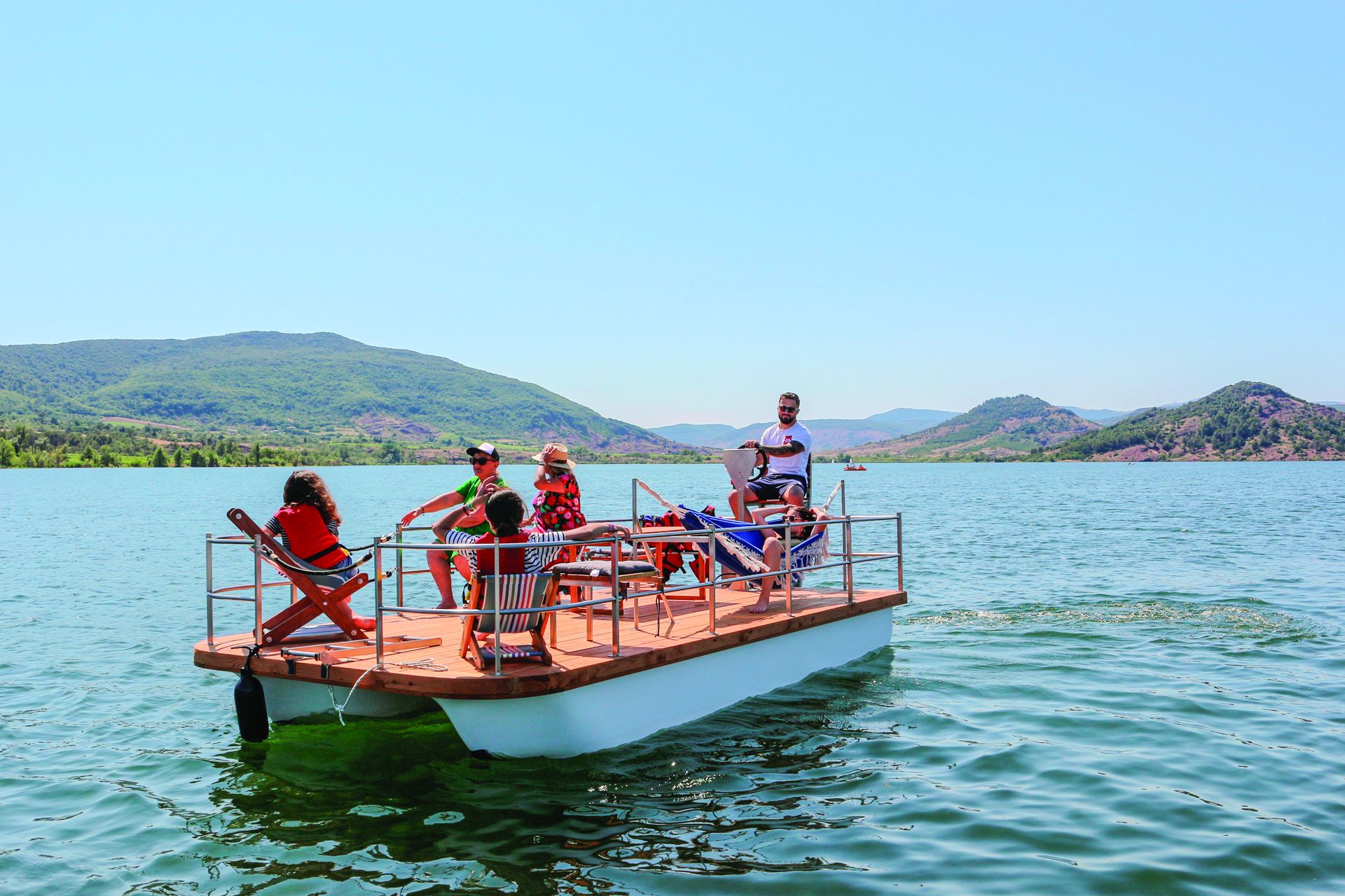 Une famille navigue sur le lac du Salagou à bord d'un salon flottant électrique