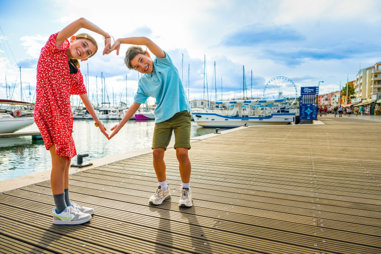 Deux enfants se promènent sur le port du Cap d'Agde