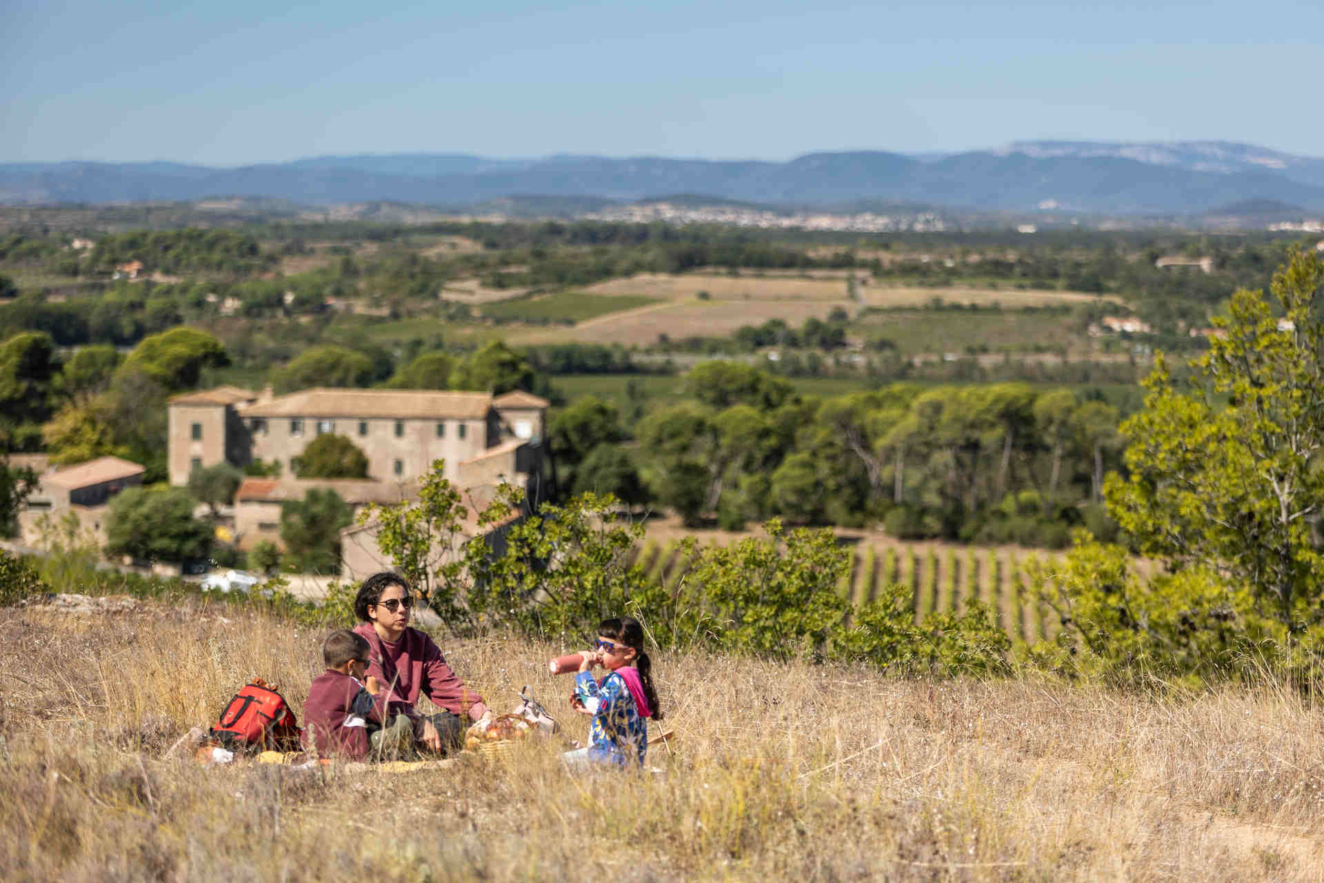 Famille qui pique-nique à l'oppidum Oppidum Proch-Balat