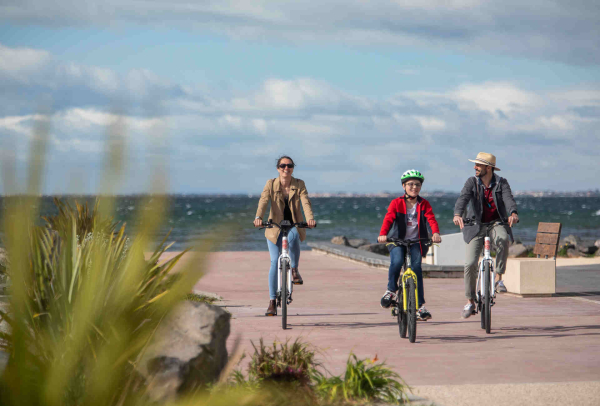 Famille en balade en vélo sur la promenade George Brassens à Balaruc les Bains