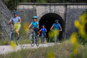 Famille en vélo sur la Voie verte Passa Pais