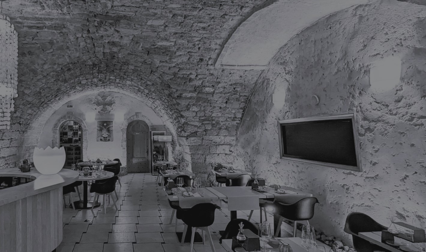 Vue sur la salle voûtée du restaurant BK à Montagnac près de Pézenas