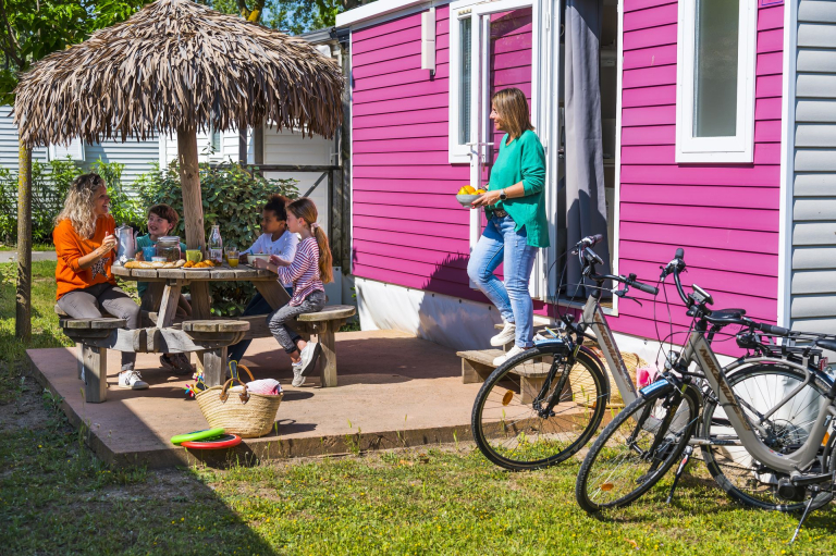 Petit déjeuner en famille et en terrasse au camping Le Galet à Marseillan-Plage