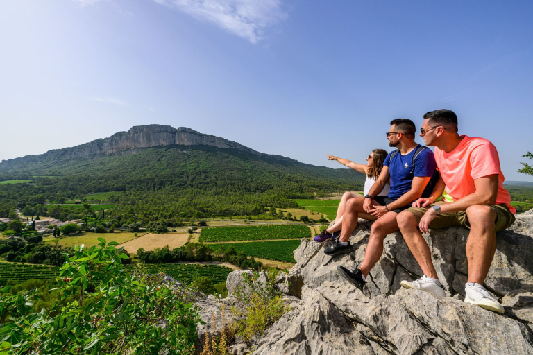 Groupes d'amis en randonnée vers le Pic Saint-Loup et l'Hortus