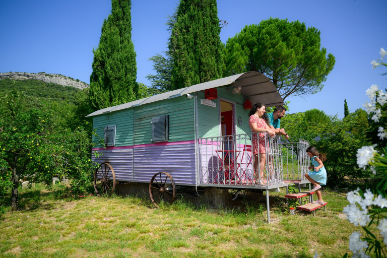 Famille dans la roulotte du Mas des Violettes à Valflaunès près du Pic Saint-Loup